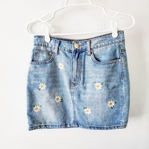 Forever 21 Diasy Embroidered Lt Wash Denim Skirt